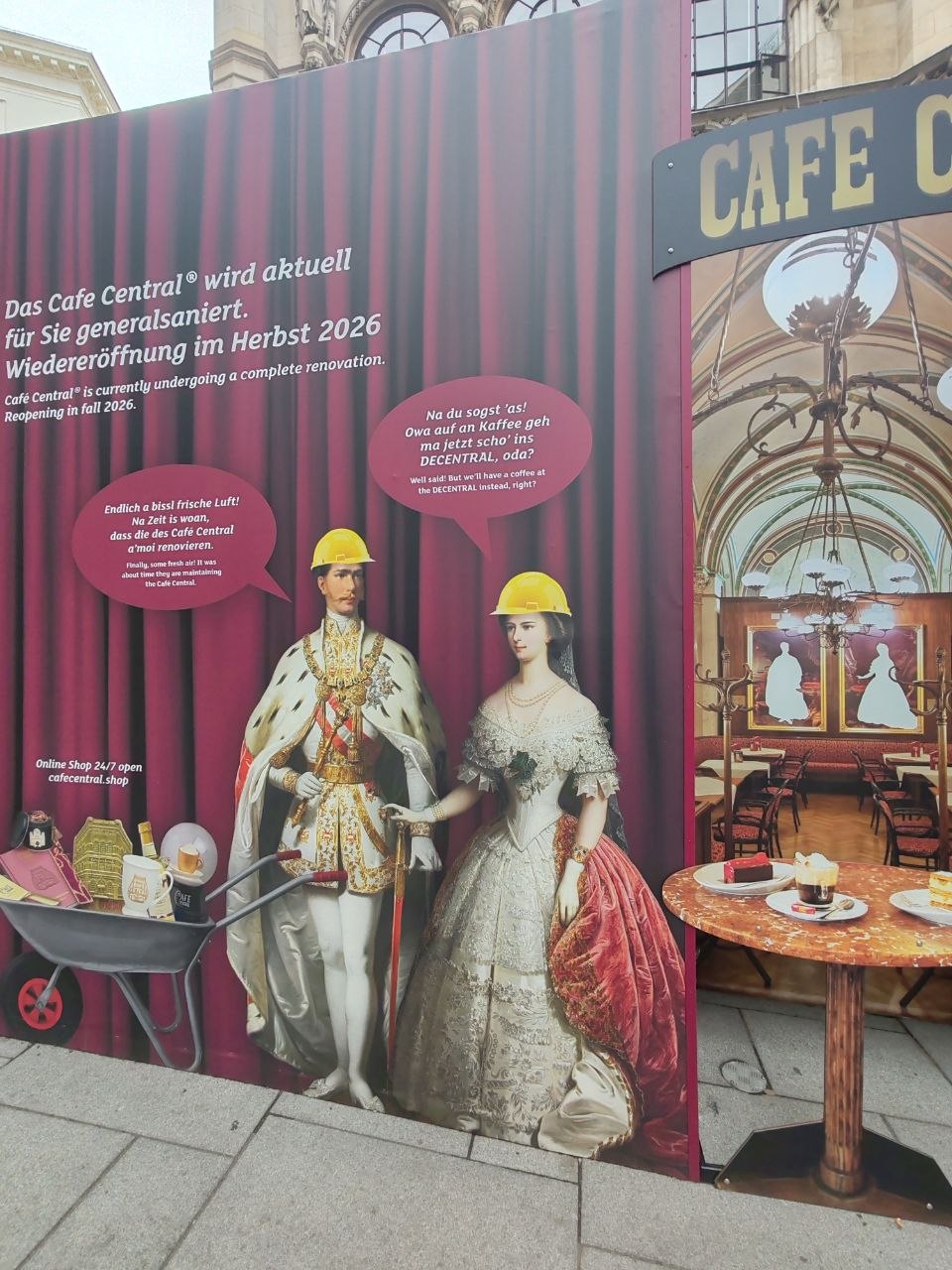 Плакат на реконструкции Café Central — Франц-Иосиф и Сисси со стройкой